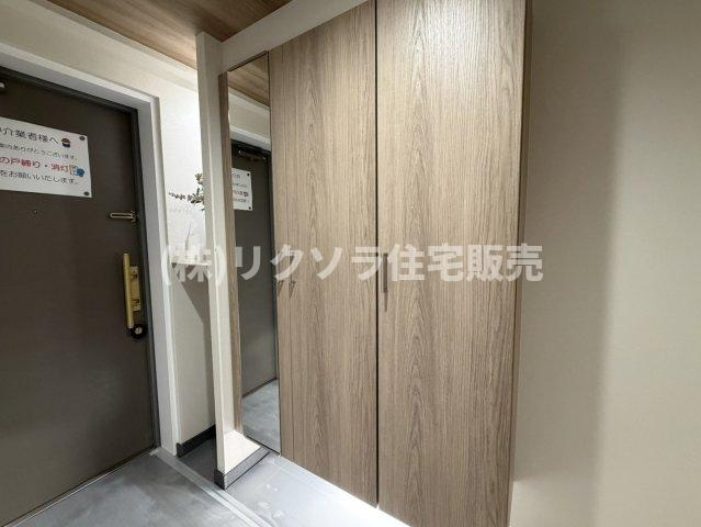 サンメゾン枚方朝日丘かえで館の収納|姿見付きシューズボックス
■物件内覧・資金計画相談・住宅ローン相談、リフォーム相談、お問合せ受付中■
※当日・翌日のご内覧、ご相談はお電話でのお問合せがスムーズです！