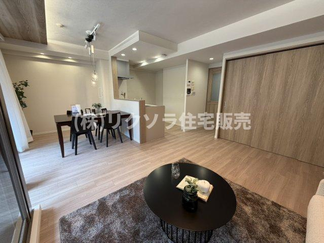 サンメゾン枚方朝日丘かえで館の居間・リビング|LDK16.0帖　床暖房付き
■物件内覧・資金計画相談・住宅ローン相談、リフォーム相談、お問合せ受付中■
※当日・翌日のご内覧、ご相談はお電話でのお問合せがスムーズです！