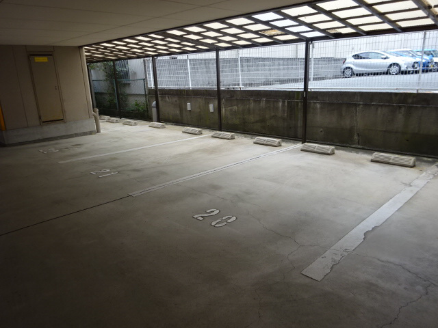 メゾンドール西久保Ⅰの駐車場
