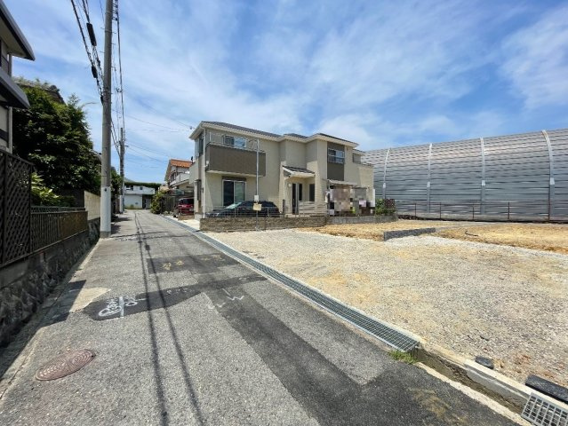 神戸市垂水区上高丸　新築一戸建ての前面道路含む現地写真|周辺は落ち着いた街並みの住宅地！子育てがしやすい住環境です！まだ未完成ですが、現地でしかわからない事もございます。是非一度ご覧ください。