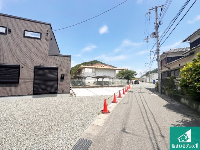 赤穂市浜市　未入居の前面道路含む現地写真|周辺は閑静な住宅街！前面道路広々で車の出し入れも便利です。駐車が苦手な方でも安心して車庫入れできます！