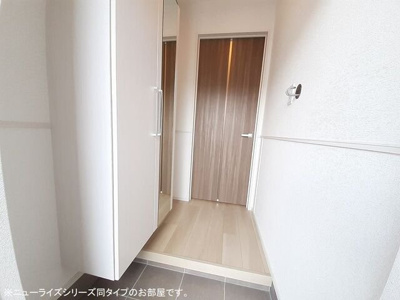 【玄関】 | ルミエール・シエルⅡ | 明るい玄関です