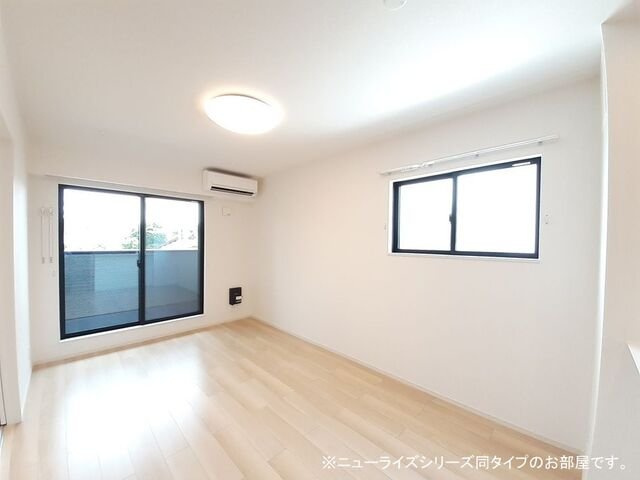 【居間・リビング】 | ルミエール・シエルⅡ | こちらの居間で趣味の時間をお楽しみください