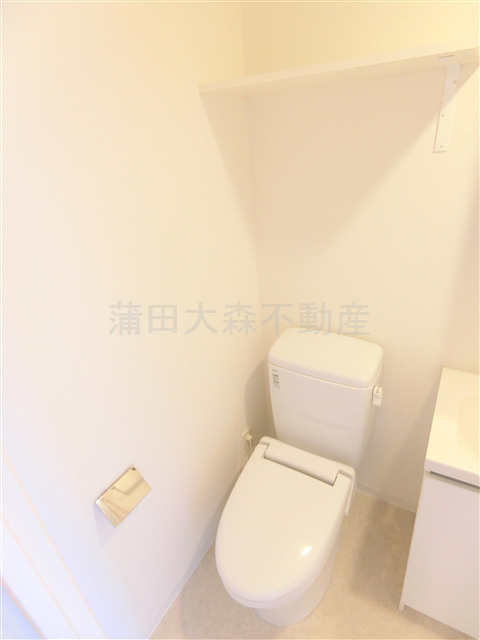 ブライズ大森東DUE(デュエのトイレ|棚と温水暖房便座付きのトイレ