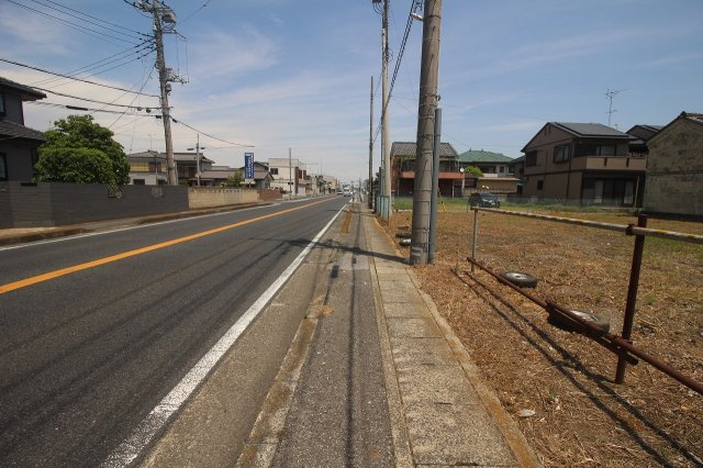小山市間々田の前面道路含む現地写真|北西側道路（2026年5月撮影）