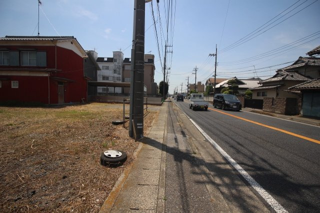 小山市間々田の前面道路含む現地写真|北西側道路（2026年5月撮影）