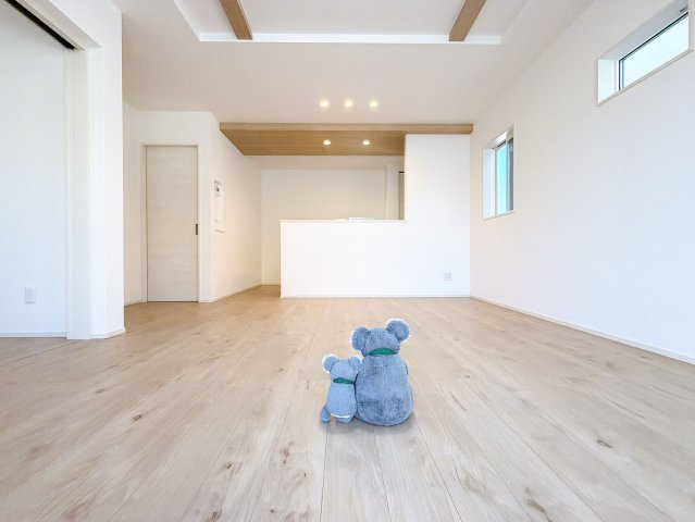 【居間・リビング】 | 前橋市荒牧町　新築住宅 | リビング・ダイニングは白を基調としたシンプルな空間。
レイアウトも自由に楽しめます。