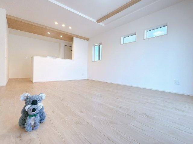 【居間・リビング】 | 前橋市荒牧町　新築住宅 | ≪LDK≫
リビング・ダイニングは白を基調としたシンプルな空間。
雑貨やこだわりの家具など、レイアウトも自由に楽しめます！