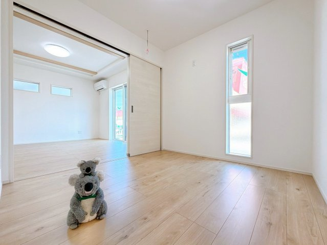 【洋室】 | 前橋市荒牧町　新築住宅 | LDKに隣接している洋室。お子様を遊ばせたりお昼寝させたりしながら家事を行えます。