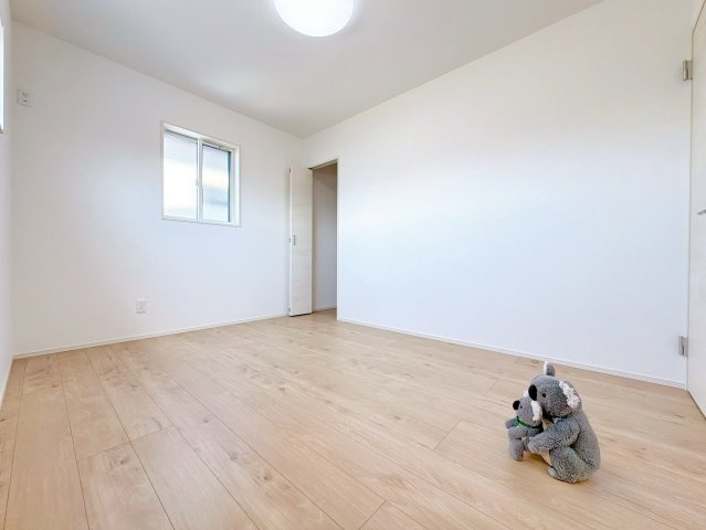 【洋室】 | 前橋市荒牧町　新築住宅 | 広さはお子様の勉強部屋にも適した広さ！
勉強机や本棚などの家具を置いてもフリースペースも確保することができます。
