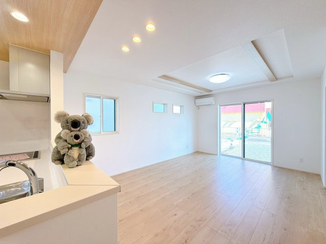 【居間・リビング】 | 前橋市荒牧町　新築住宅 | 窓からのあたたかい光をあびながらの朝食。今日も一日がんばれそう！と思えるリビング。