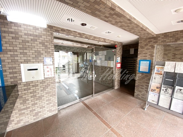 平塚市宝町の賃貸マンションのエントランス
