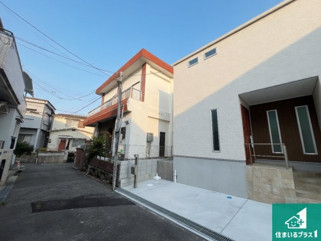 神戸市垂水区西舞子　新築一戸建ての前面道路含む現地写真|周辺は閑静な住宅街！前面道路広々で車の出し入れも便利です。駐車が苦手な方でも安心して車庫入れできます！