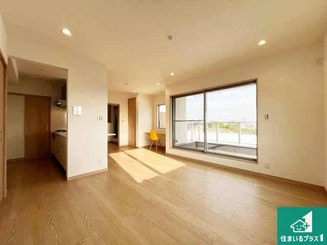 神戸市垂水区西舞子　新築一戸建ての居間・リビング|日当たり良好の明るいリビングで朝の目覚めもスッキリできそう！対面キッチンでご家族のコミュニケーションも自然と増える設計！小さなお子様が遊ぶスペースを作っても広々とくつろげるLDK！