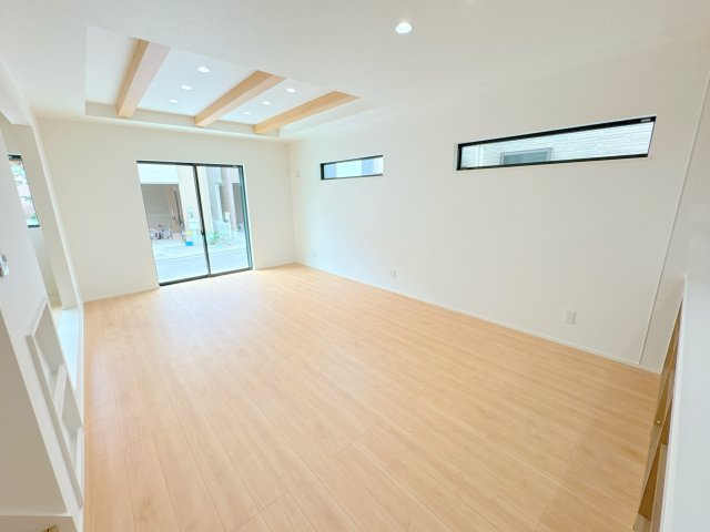 【居間・リビング】 | 富士見市鶴瀬西3丁目　新築一戸建住宅　全1棟 (ふじみ野店) | 18.5帖の広々としたLDK。折上天井により開放的な空間となっております。