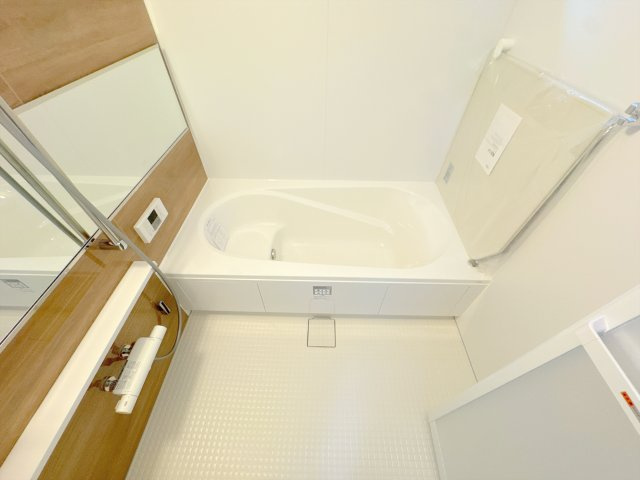 【浴室】 | 富士見市鶴瀬西3丁目　新築一戸建住宅　全1棟 (ふじみ野店) | 約一坪の広さがある広々とした浴室になります。寒い冬でも快適に入浴できる浴室乾燥機付きです。