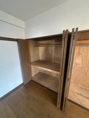 【収納】 | MASA BLDG/マサビルディング | ※参考写真※洋室10.5帖のお部屋にあるクローゼットです！お気に入りのお洋服もすっきり収納できます♪クローゼットが2ヶ所あるのが便利ですよね！