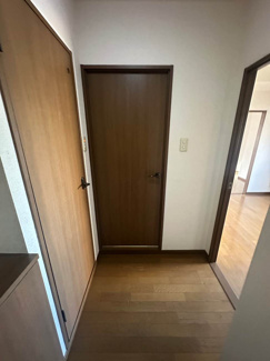 【展望】 | ※参考写真※玄関から室内への景観です！右手にダイニングキッチン、左手にトイレ、正面に洗面所があります☆