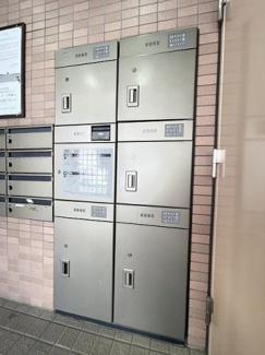 【その他共用部分】 | 共用エントランスには宅配BOXがあるので荷物の受け取りもスムーズに♪再配達を依頼する手間が省けます☆