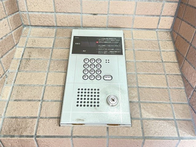 【エントランス】 | MASA BLDG/マサビルディング | 共用エントランスは不審者の侵入を未然に防ぐオートロック付き！防犯対策充実しています◎