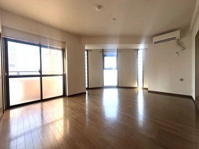 【洋室】 | MASA BLDG/マサビルディング | ※参考写真※南西向き洋室10.5帖☆バルコニーに繋がる角部屋二面採光のお部屋です！エアコン付きで1年中快適に過ごせますね☆