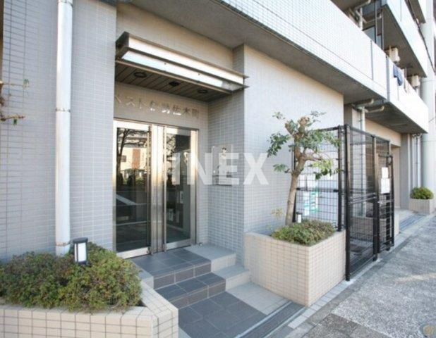 横浜市中区末吉町３丁目の賃貸マンションのエントランス