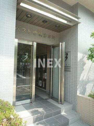 横浜市中区末吉町３丁目の賃貸マンションのエントランス