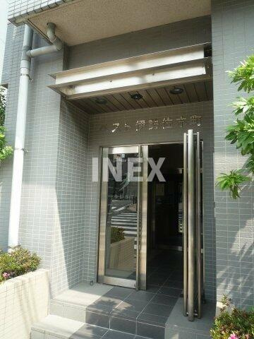 横浜市中区末吉町３丁目の賃貸マンションのエントランス