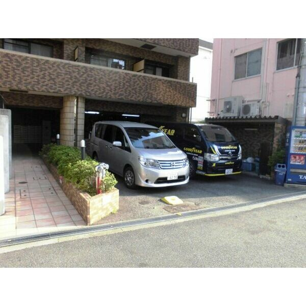 アスリート新大阪Ⅱの駐車場