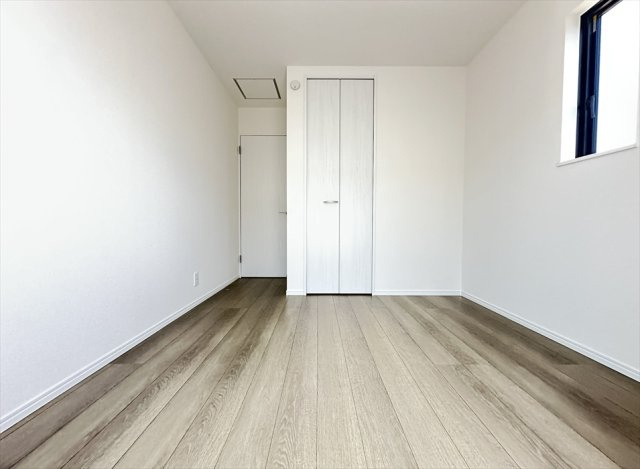 【洋室】 | 志木市柏町1丁目　新築一戸建住宅　全2棟　(丸井志木店) | 収納を備えた約5帖の洋室。ベッドやデスクも配置しやすく、自分だけの空間づくりを楽しめます。