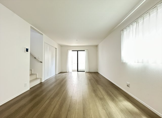 【居間・リビング】 | 志木市柏町1丁目　新築一戸建住宅　全2棟　(丸井志木店) | 南側からの陽光が差し込む約16.87帖のLDK。
開放感あふれる空間で、ご家族の団らんをゆったり楽しめます。