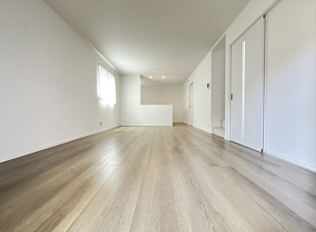 【居間・リビング】 | 志木市柏町1丁目　新築一戸建住宅　全2棟　(丸井志木店) | 家族との会話が自然と生まれるリビングイン階段。お子さまの「いってきます」「ただいま」が身近に感じられます。