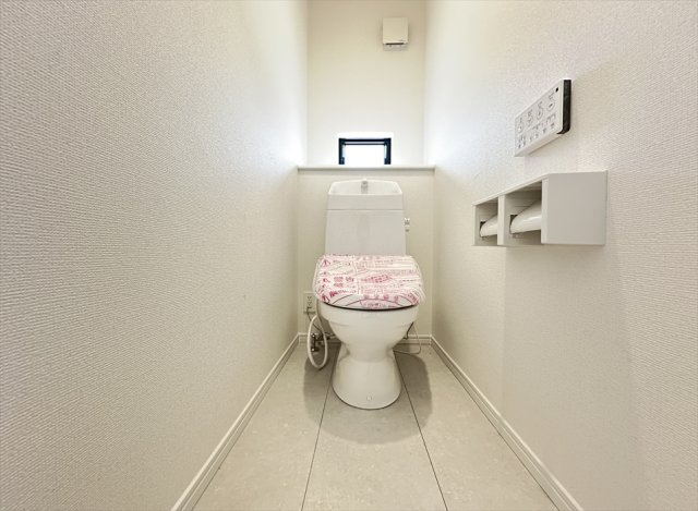 【トイレ】 | 志木市柏町1丁目　新築一戸建住宅　全2棟　(丸井志木店) | 2階にも温水洗浄便座付きトイレを設置。朝の忙しい時間帯や就寝時も快適にお使いいただけます。