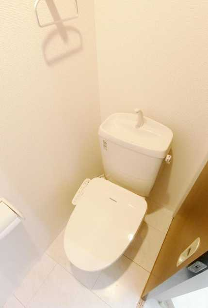 ケイ・アパルトメント三宿　南向き　駐輪場　角部屋のトイレ
