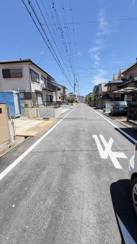 新築一戸建て 狭山市狭山台４丁目の前面道路含む現地写真|前面道路 幅６ｍあり車の乗り入れ楽々♪