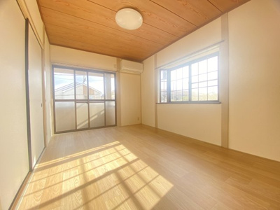 【居間・リビング】 | ラフィーネ清川 | 角部屋　窓が多くて明るいお部屋です