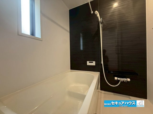 【完成！今からご案内可能】知多市八幡東大平地　全2棟の浴室|【浴室】
◆アクセントパネルで落ち着きのある雰囲気を演出し、毎日の疲れを癒やすバスタイムを過ごせます。
◆窓付きで、カビの繁殖を抑える効果があります。
◆オプションでお好きなサイズの鏡を設置できます。
