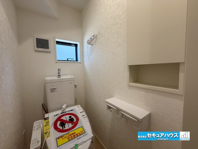 【完成！今からご案内可能】知多市八幡東大平地　全2棟のその他|【高機能トイレ】　　　　　　　　　　
◆高機能トイレの多くは便器のフタの開閉が自動であり、使用後に手動で水を流す面倒もなく非常に便利です。スタイリッシュな見た目で、お掃除しやすく、節水効果が高いです。