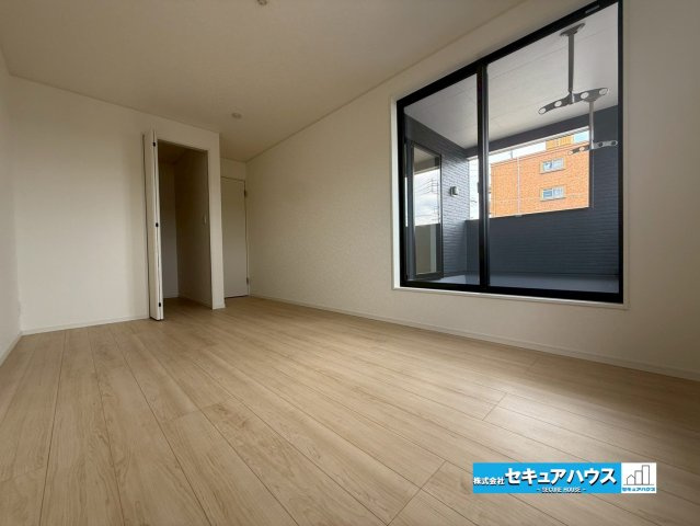 【完成！今からご案内可能】知多市八幡東大平地　全2棟の洋室|【洋室】　　　　　　　　　　　　　　　
◆お子様のお部屋や主寝室、来客時の宿泊室、趣味のお部屋としてもご利用いただけます♪
◆全居室収納付きの洋室です。各居室にお洋服や、荷物を収納することができます。