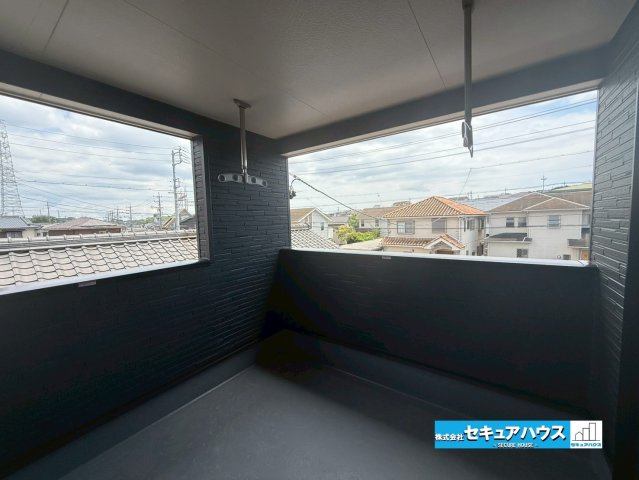 【完成！今からご案内可能】知多市八幡東大平地　全2棟の展望|【バルコニー】　　　　
◆見晴らしもよく、太陽の温かな温もりをめいっぱい受け止めてくれます。
太陽の光と爽やかな風を受けたお洗濯物はあっという間に乾き、取りこむ時には太陽の匂いを感じられそうですね。　