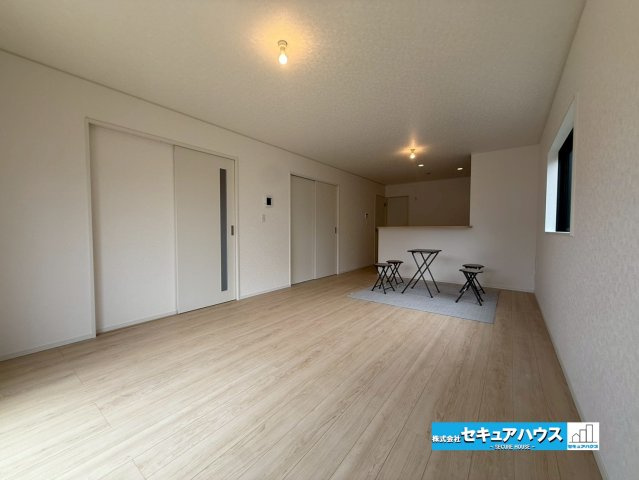 【完成！今からご案内可能】知多市八幡東大平地　全2棟の居間・リビング|【LDK】
◆日当たりが良く温かい広々リビングは家族の団らんスペースになります。
◆クローゼット付きの収納ははティッシュボックスや掃除道具などの日用品を隠す収納ができるためとても便利です。　　