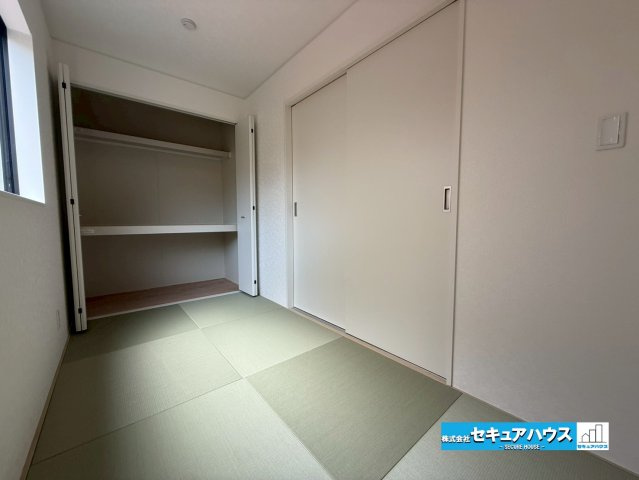【完成！今からご案内可能】知多市八幡東大平地　全2棟の和室|【和室】　　
◆リビングに続く和室は寝転がるスペースやお子様の遊び場として活躍します。扉を開ければ開放感が増し、来客時は扉を閉めて居室として利用することもできます。
◆収納付な点も嬉しいポイントです。