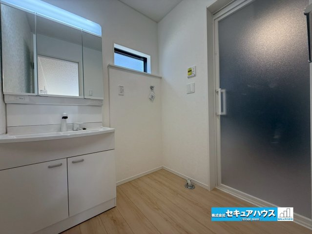 【完成！今からご案内可能】知多市八幡東大平地　全2棟の独立洗面台|【洗面台】　　　　　　　　　　　　　　
◆鏡の裏にはたっぷりと収納スペースを標準装備！
◆電源を付属しているのでドライヤーなど利用できます。
◆シャワー付きの洗面台のため清掃も楽に行うことが出来ます。