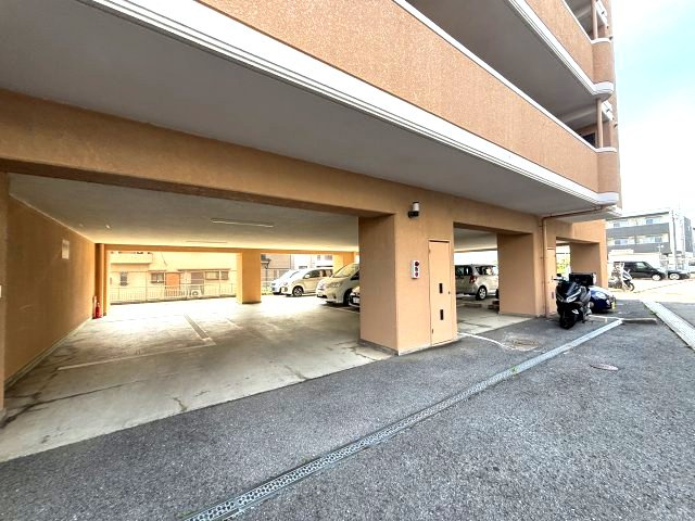 ドムス野中の駐車場