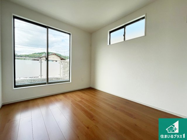 ★現地見学可能！★　大津市向陽町　全2邸　の洋室|シンプルな洋室は、自分好みのインテリアが楽しめます♪ご家族とインテリアや家具を選びに行くのは物件購入時の醍醐味の一つです。ぜひお楽しみください♪