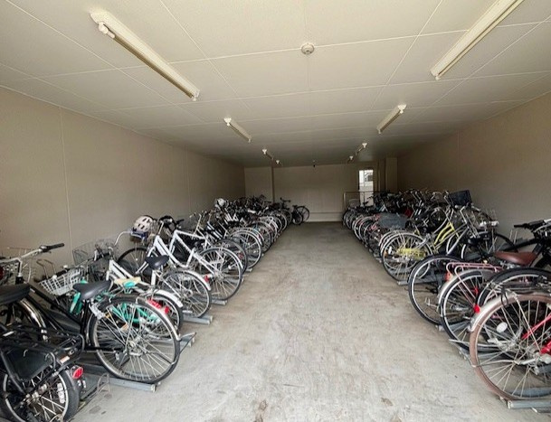 アルファステイツ国領の駐輪場|スライドラック式66台の自転車置場です。2026年4月撮影