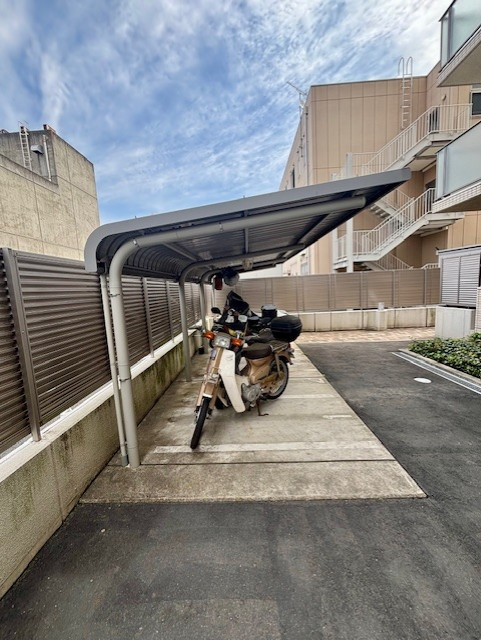 アルファステイツ国領のその他|敷地内に5台を確保したバイク置場です。2026年4月撮影