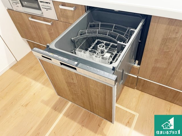大津市向陽町　第1期　新築一戸建ての設備|食事後の一仕事、食器洗いをボタン一つでお任せできちゃいます！場所を取らないビルトイン式なので、お料理スペースもしっかり確保！
