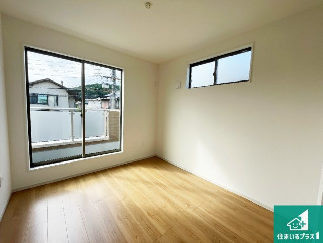 大津市向陽町　第1期　新築一戸建ての洋室|寝室は心地よい眠りについてもらいたくて、シンプルかつ開放的な空間な設計にしています！大きな窓から差し込む日が心地いいです♪