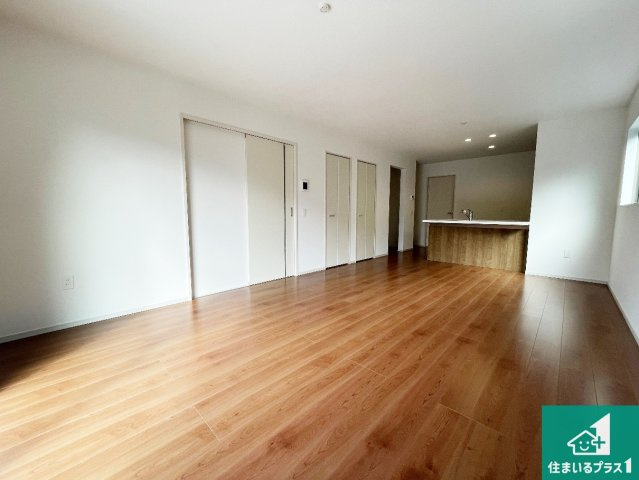 大津市向陽町　第1期　新築一戸建ての居間・リビング|シンプルなリビングは、観葉植物等のインテリアを楽しめますね！パパ好みにも、ママ好みにも家具次第で雰囲気を変えることができます！